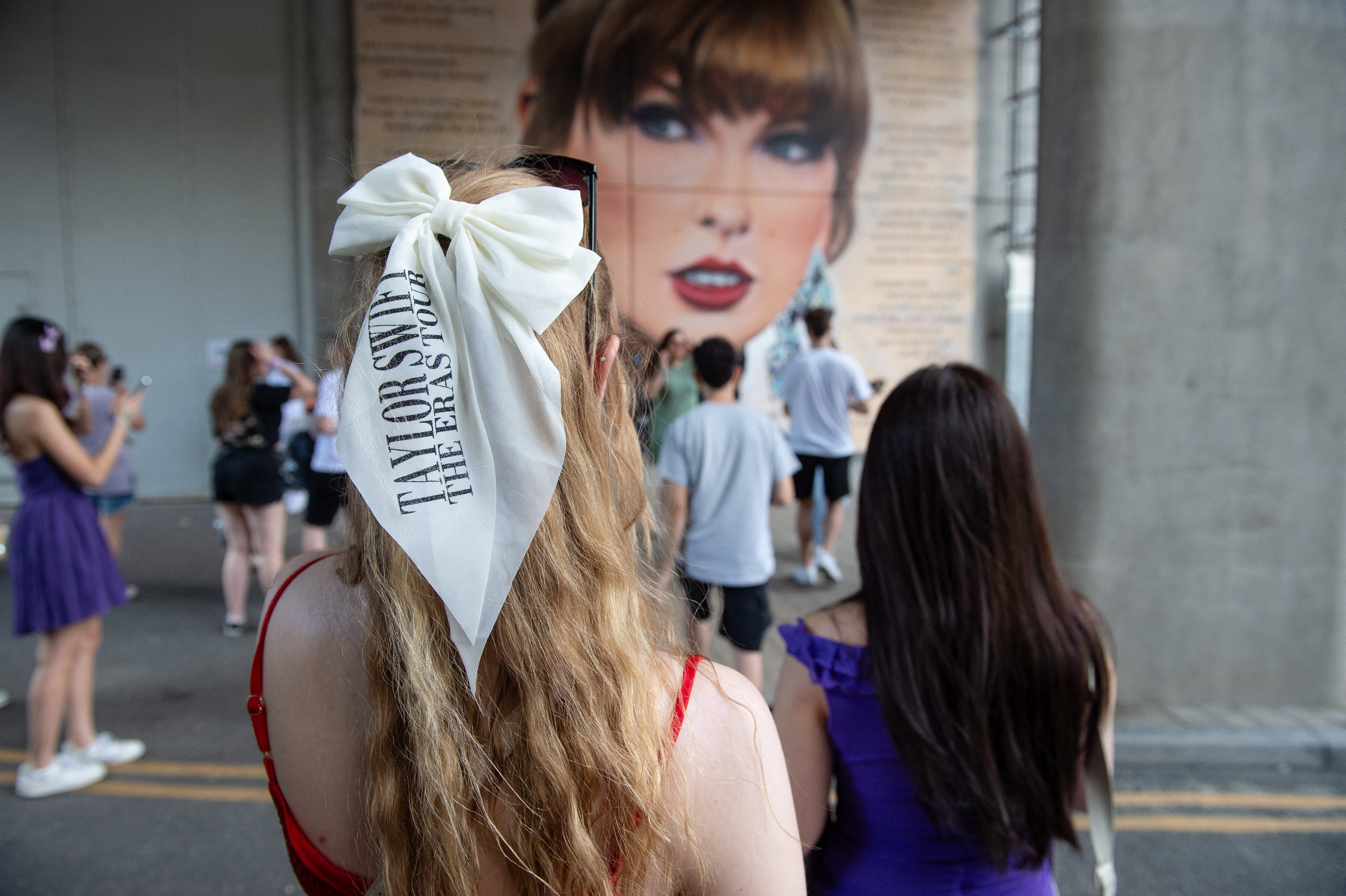 A medida que la gira de la era de Taylor recorre Europa, los artistas han comenzado a utilizar a la estrella del pop como inspiración para su trabajo, como se ve en este mural en el estadio de Wembley en Londres.