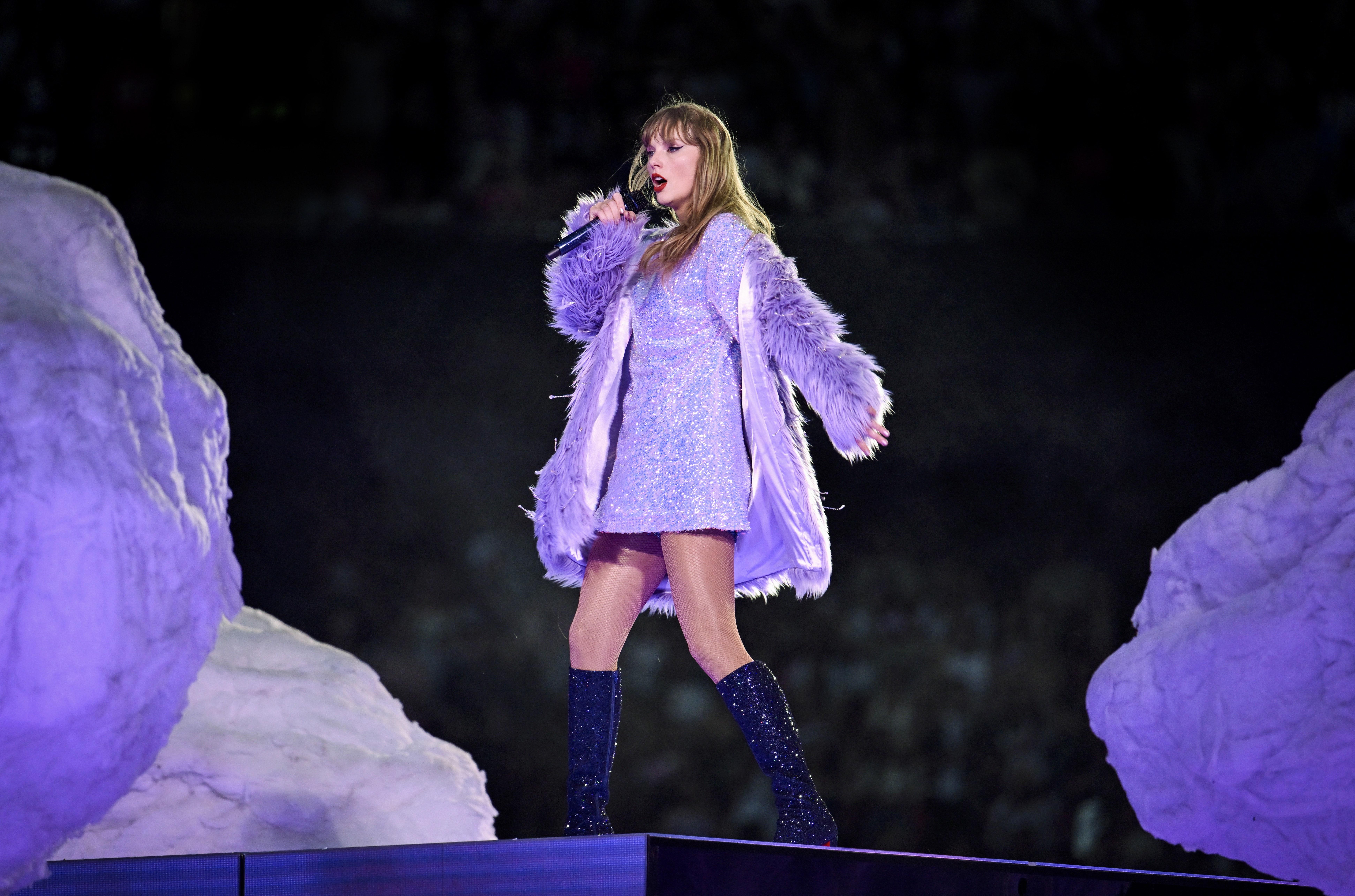 Taylor Swift se presenta en el escenario del estadio de Wembley el 23 de junio de 2024 en Londres, Inglaterra, donde también apareció un mural más elegante y seguro para el trabajo de la estrella.