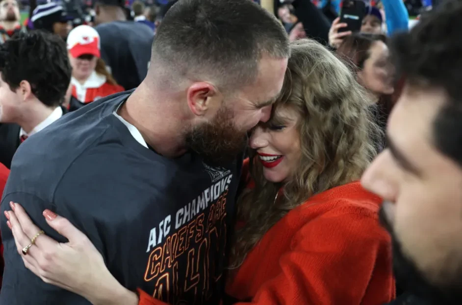 Travis Kelce kissing Taylor Swift