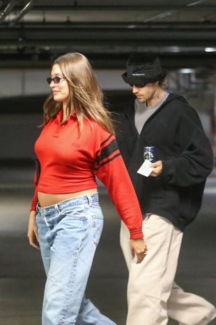 Pregnant Hailey Bieber gives peek of bare baby bump in crop top on stroll with Justin Bieber - Mirror Online