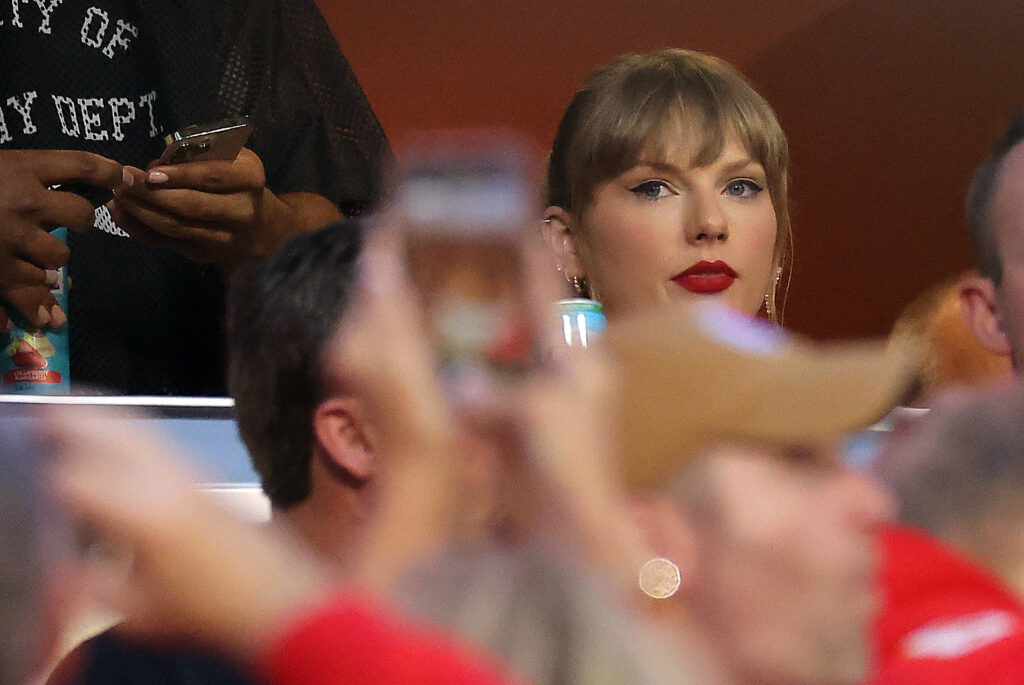 Everyone Thinks Taylor Swift Brutally Dissed A Chiefs Wide Receiver In Her New "Tortured Poets Department" Album