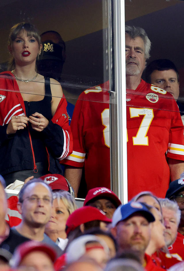 Taylor Swift Is All Smiles Chatting With Travis Kelce's Dad Ed Kelce at  Chiefs vs. Broncos Game