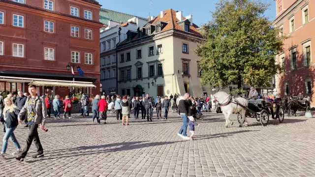 Vista de la plaza del pueblo llena de gente