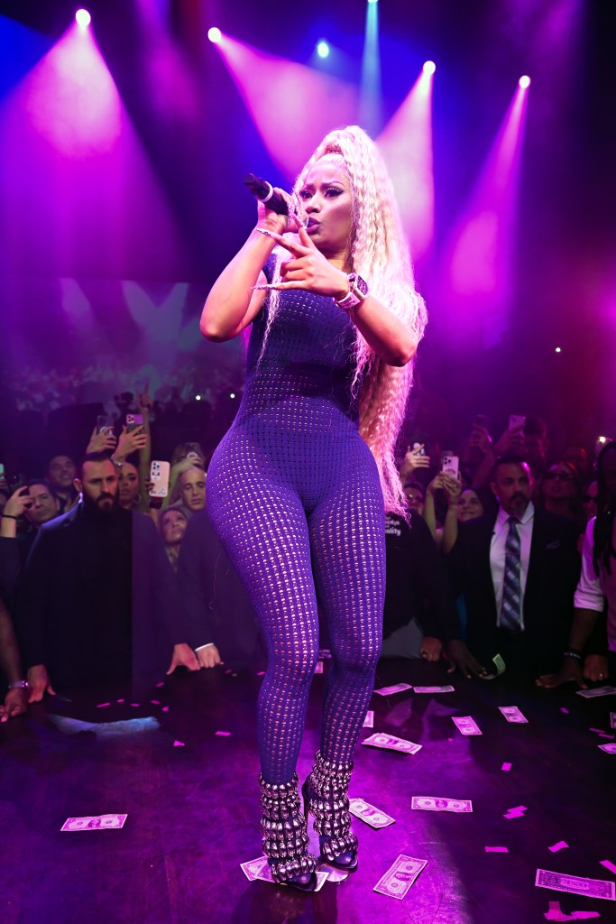 Nicki Minaj stopped performing halfway through her iconic 2012 hit "Starships" during a New Year's Eve celebration at E11EVEN in Miami, Florida on Sunday saying that she no longer performs the song. 