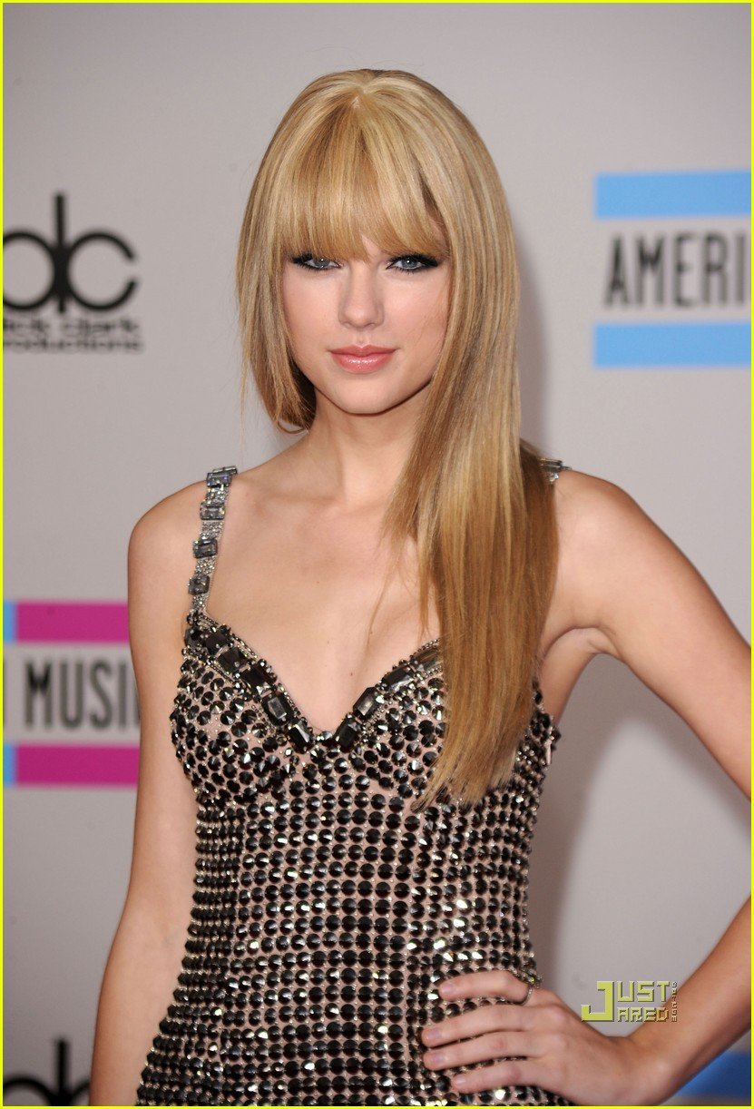 Taylor Swift shows off a new straight-haired look at the 2010 American Music Awards!