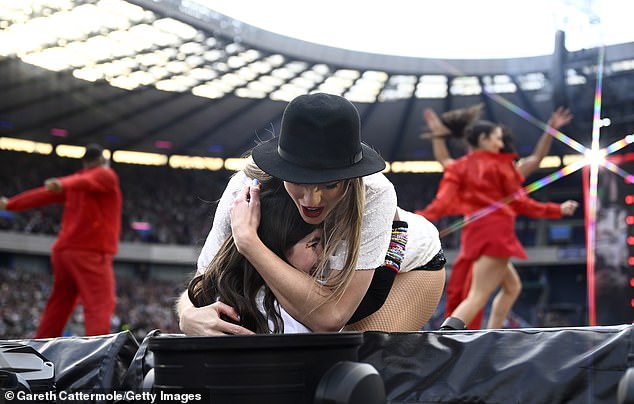 She embraced a young fan during her performance - and gifted her the fedora, as is custom at each show