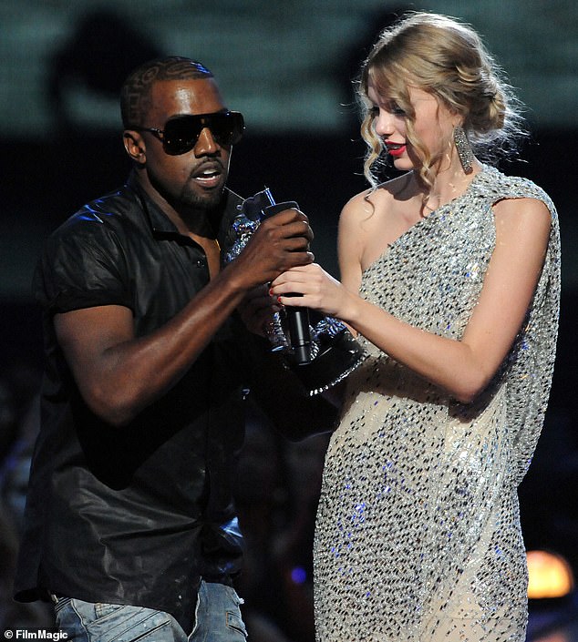 La disputa de Taylor con Kim y Kanye había estado saliendo a la superficie ya en 2009, aparentemente de la nada, cuando Taylor, de 19 años, estuvo en los MTV Video Music Awards, aceptando el premio al Mejor Video Femenino por You Belong with Me.