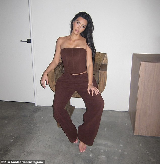 Pero Kim, de 43 años, no respondió a los comentarios y optó en cambio por posar sensualmente con un top y pantalones castaños sin tirantes de su marca de ropa moldeadora.