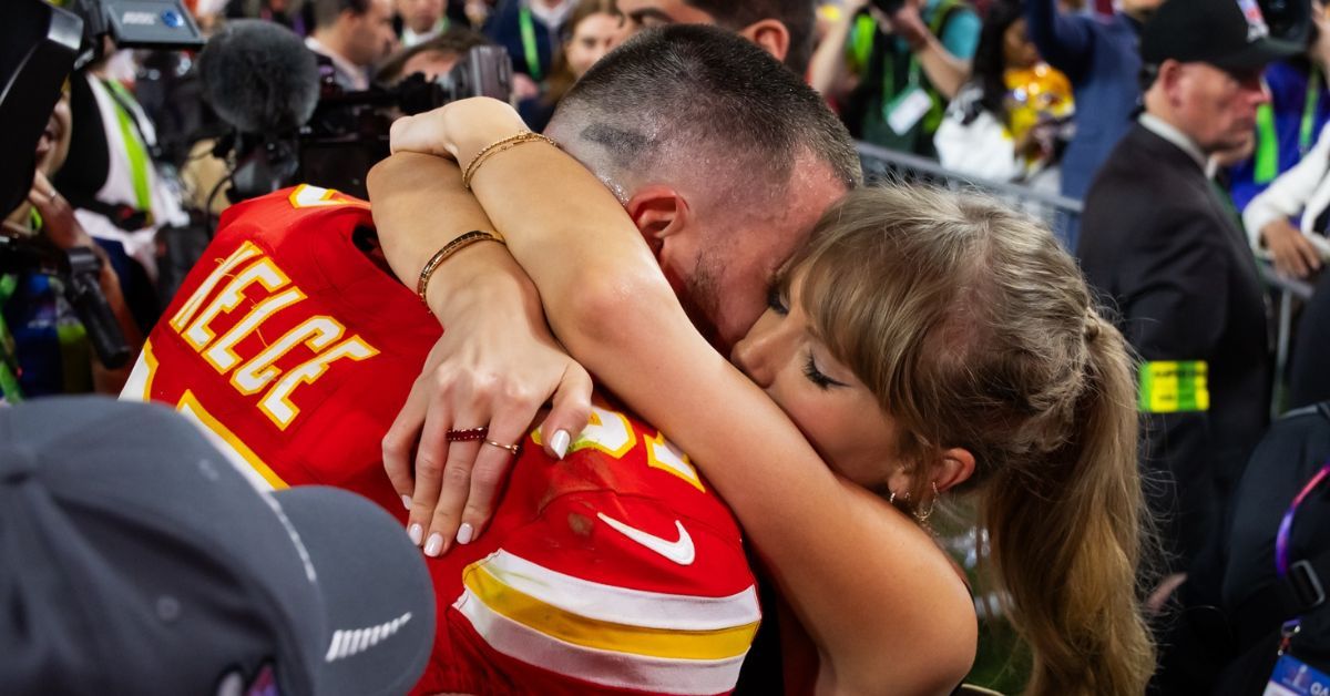 Taylor Swift hugs Travis Kelce