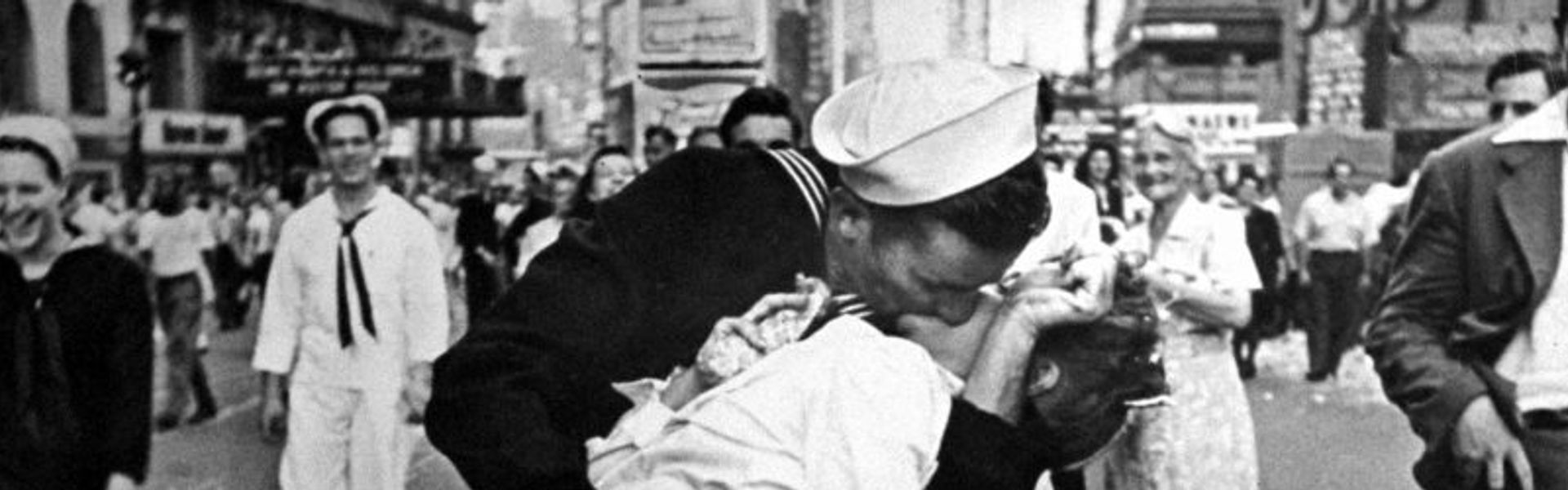 Famous Kiss Photograph taken - CultureNow - Museum Without Walls