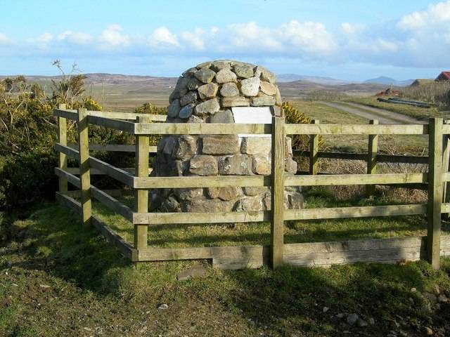 CC BY-SA, Cairn commemorating where Lachlan Mor fell - Mary and Angus Hogg