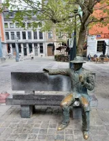 Statue de Georges Simenon