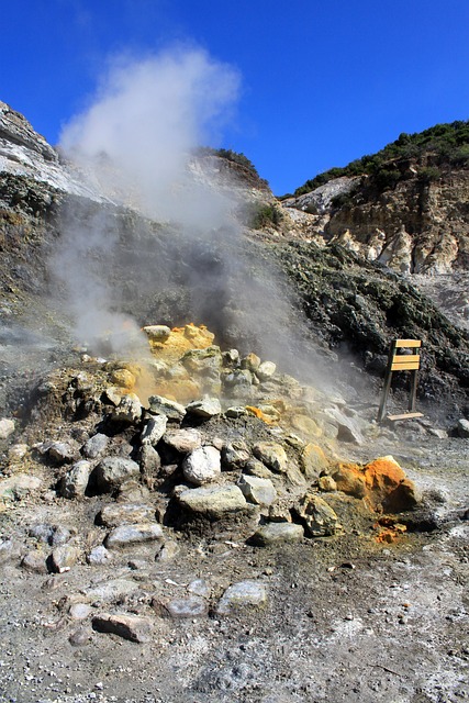 Fumarola attiva ai Campi Flegrei con emissioni di vapore dal terreno vulcanico.