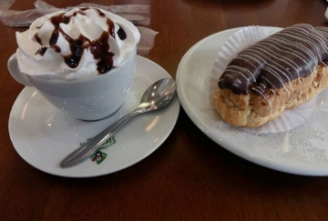 Café e bomba de chocolate de um dia desses atrás bom demais!