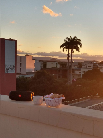 Fim de tarde, na laje do prédio, sertão baiano, café preparado na prensa francesa, acompanhado de boa música e xiringa de canela. Biscoito da região. E o café tbm!!!