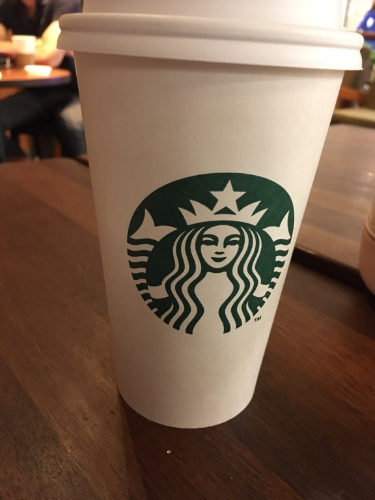 Capuccino de canela
Diferente do capuccino de chocolate deles, o de canela traz os leves toques do expresso, mesmo com a forte presença do leite. O que me agradou muito também foi o fator do leve adocicado, que na versão de chocolate vem extremamente amargo.