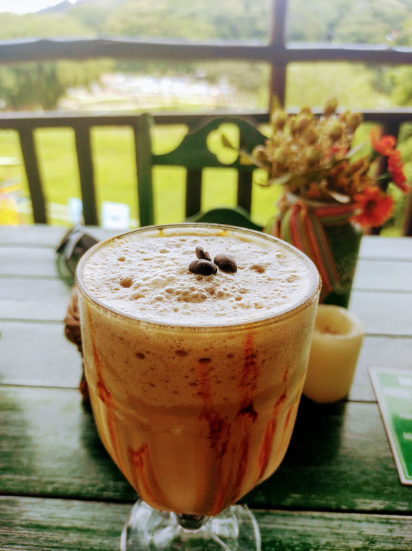 Frappuccino delícia !!! De caramelo! Com a vista maravilhosa. 