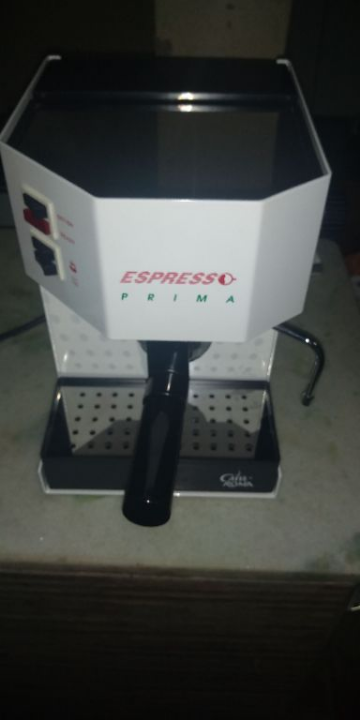 Essa é minha pequena máquina de Espresso, comprei em uma promoção da Jolie café na compra de 4kg desse café Bourbon Amarelo serra da Mantiqueira ganha a máquina, legal ela tem aquecedor de xícaras, não é q nem uma profissional italiana mais pra uso doméstico e estudar algumas coisas ela serve bastante.