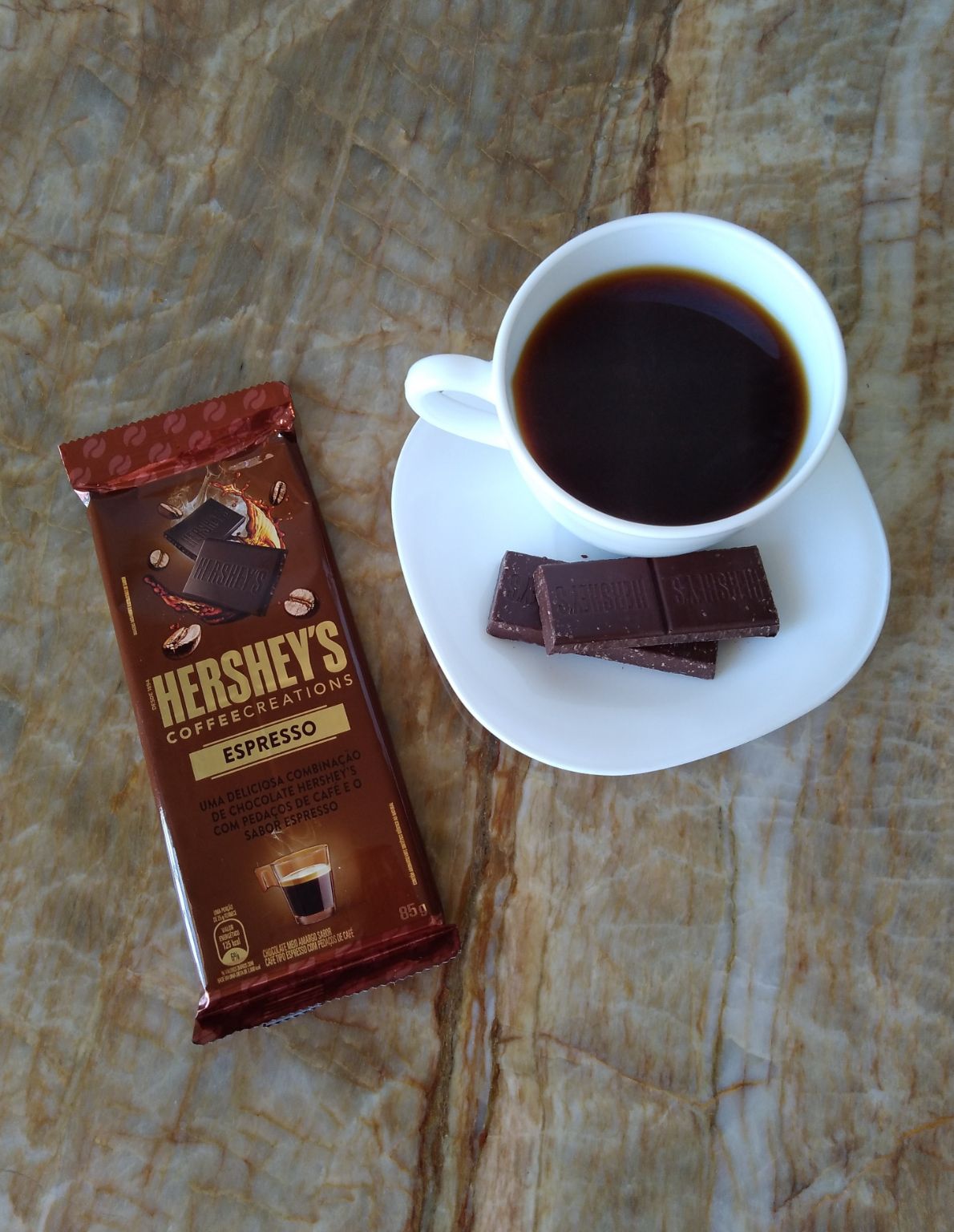 Um cafezinho e o Hershey's sabor espresso com pedaços de café 🍫🍫☕😋🤩