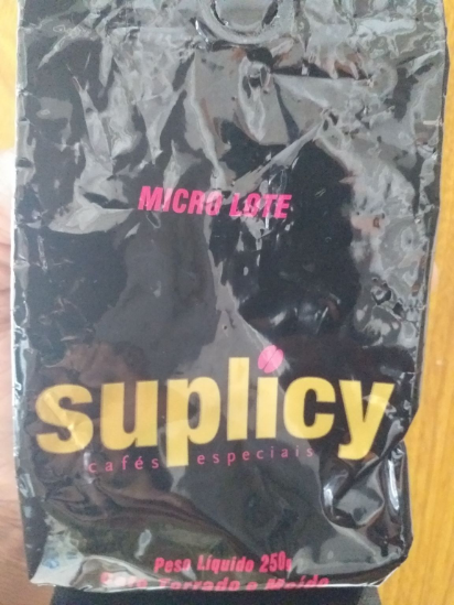 Torra média, corpo médio,  leve no paladar, frutado. 