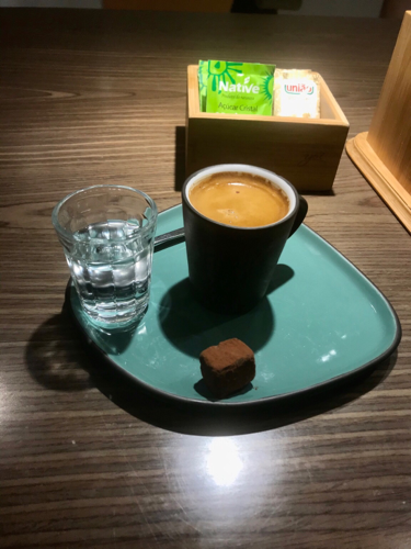 Bem encorpado, baixa acidez, mas faltando aroma e sabor. Sem graça. A cafeteria é incrível, a máquina nem se fala, apresentação excelente. Podia ter um café melhor.