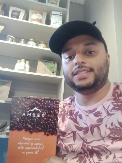 En este café recibimos un curso de preparación de un gran barista y en compañía de grandes amigos nos tomamos una buena taza y nos ganamos el premio ese día, el premio fue una bella prensa Francesa.