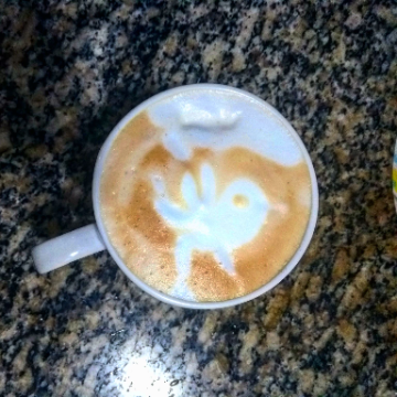 Um capuccino no lanchinho à noite.
