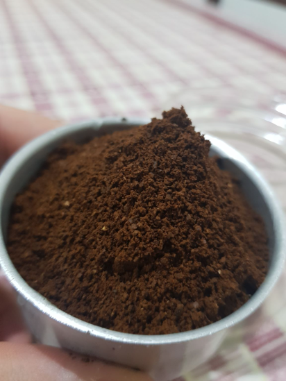 5 clicks no Hario Skerton Plus, consegui remover muito o amargor do café com uma moagem mais grossa e menos pó. Ficou bem agradável mas ainda não senti o sabor do chocolate.