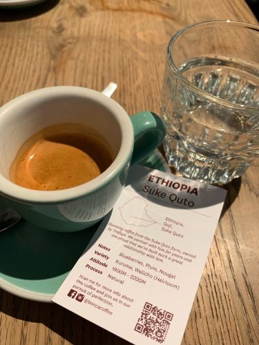 Mais um da mini torrefadora a cafeteria Bocca, um café da Etiópia. Super frutado, encorpado, um café incrível, arrisco em dizer que é o melhor e mais diferente espresso que tomei na vida! Parece um doce, um bolo de frutas de Natal! Cafés da Etiópia estão virando meus favoritos!