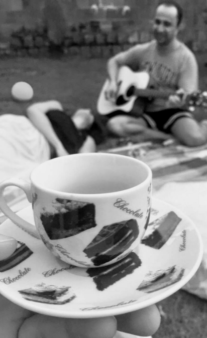 #tbt de um café na casa da Vovó no Natal de 2017. Aglomeração que fazíamos geralmente aos domingos. Encontro na grama à tarde, garrafa e xícaras de café a postos... Crianças brincando, piquenique na grama e um violão pra fazer o som no ambiente de várias pessoas falando ao mesmo tempo. Bem estilo família acontecendo.