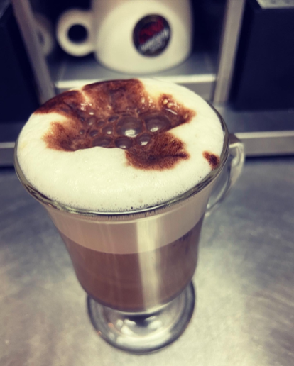 Mokaccino .
Método :café Molido / espresso 7 gramos por 25 ml café, leche texturizada y chocolate cremoso ☕️
