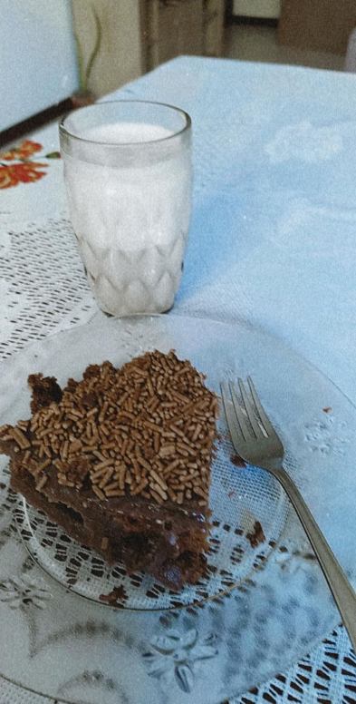 Eu tô viciada no #dalgonacoffee com bolo de chocolate ☕🥧
Tem sido meu café tarde nessa quarentena 😉
#CaféTarde #DalgonaCoffee #BoloChocolate