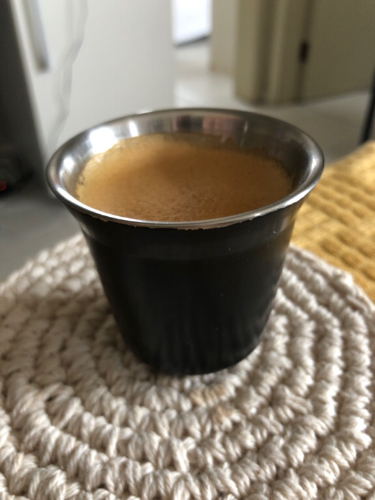 Acho um café encorpado e bastante aromático. Percebo algo de centeio, trigo ou algo parecido. Na degustação percebia algo cítrico. Não consigo destinguir 