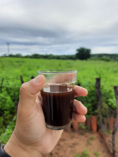 Cafe combina com qualquer tipo de música que esteja ouvindo, que vai depender do humor que se está, mas aí é uma grande vantagem do café, ele está contigo em todas as horas. 