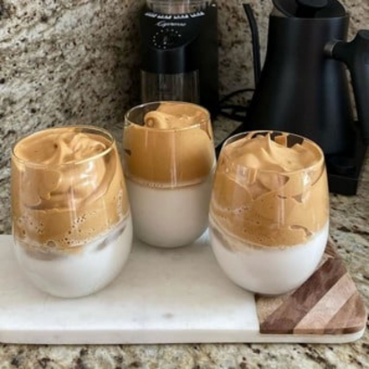 El café Dalgona, de moda en redes sociales.