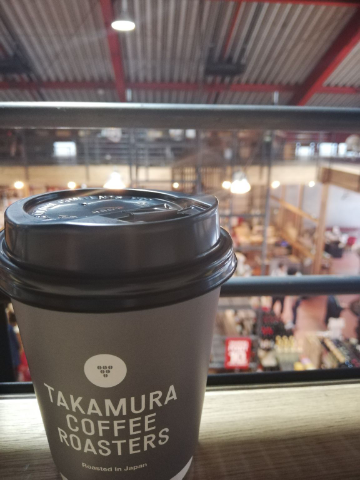 In-house roasted coffee in a relaxing place which seems used to be a warehouse. They sell many varieties of wine on the ground floor. 