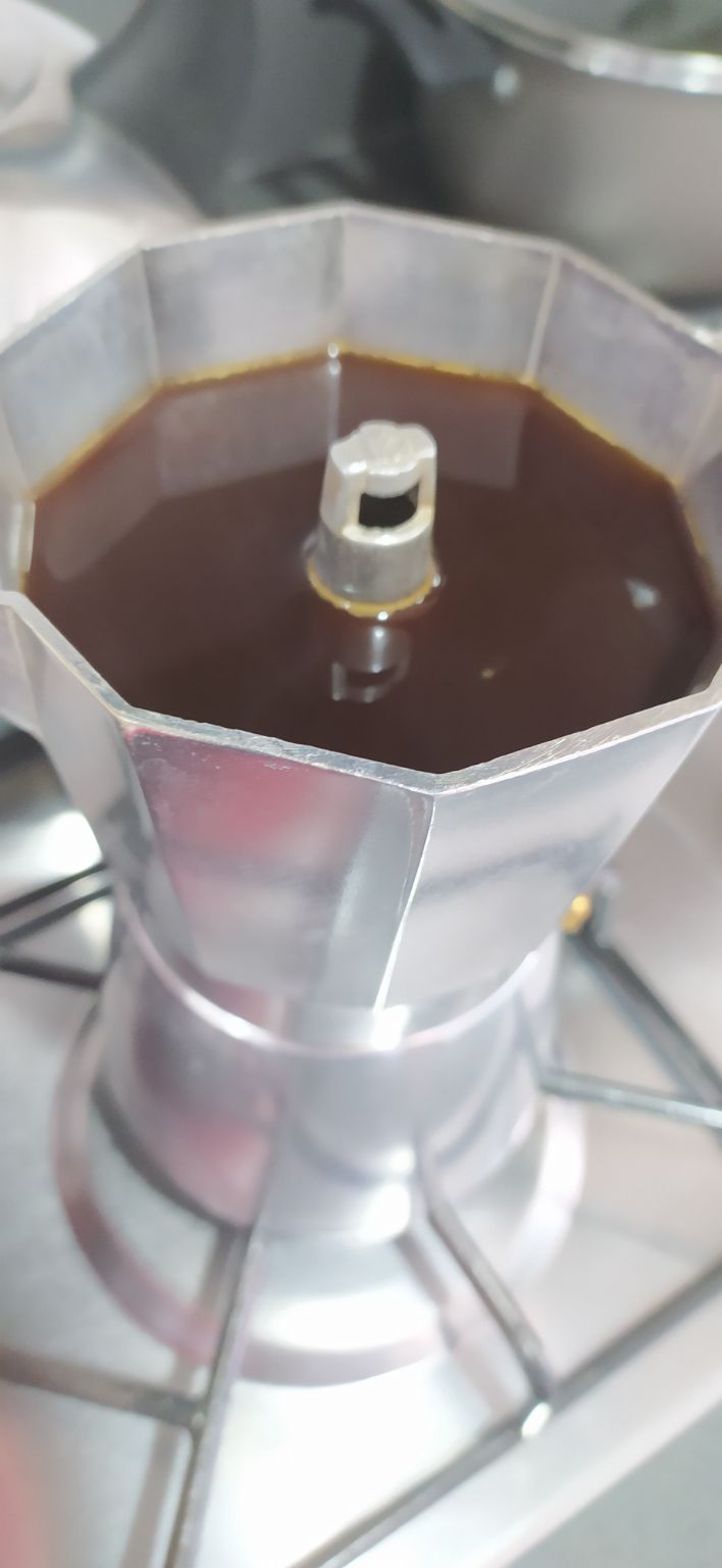 Vuelvo con la moka, ya que es domingo y quiero tomar café con leche.