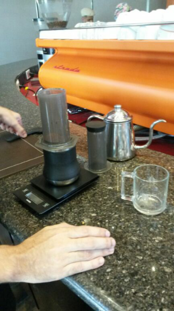 Hoje provei uma receita particular fora dos padrões. Usei o Microlote Frutti do Octavio Café. Método Aeropress. 20g com granulometria média. Comecei com uma pré e extração com 100g de água por 30 segundos. Depois adicionei mais 100g de água e aguardei até completar 2 minutos de infusão para começar a extração com pressão. Tempo total de 2m20s.