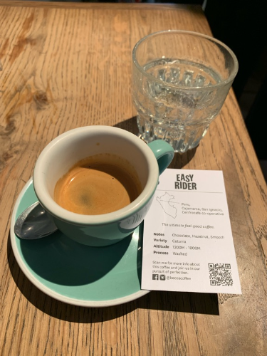 Básico, com sabor achocolatado. Extração encorpada, mas crema não estava bom