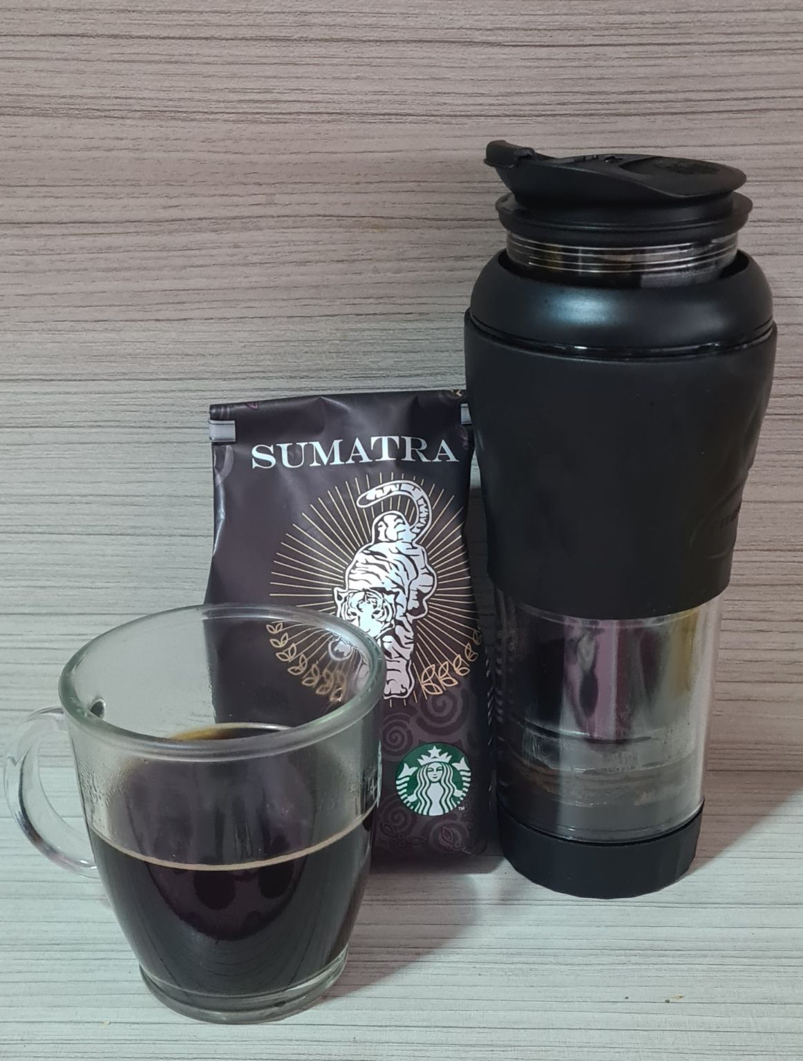  Até o momento o melhor café que já provei, ao primeiro gole um sabor que lembra amendoim ou amêndoas torradas, depois o residual lembra frutas vermelhas como um morango.