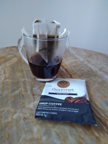 Bom café gourmet torra escura neste prático formato Drip coffee. Notas de chocolate.