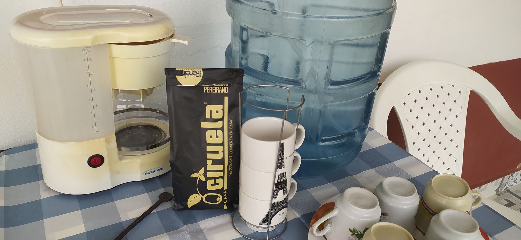Me encontré en esta finca esta cafetera eléctrica vieja, y aun sirve para preparar este café.