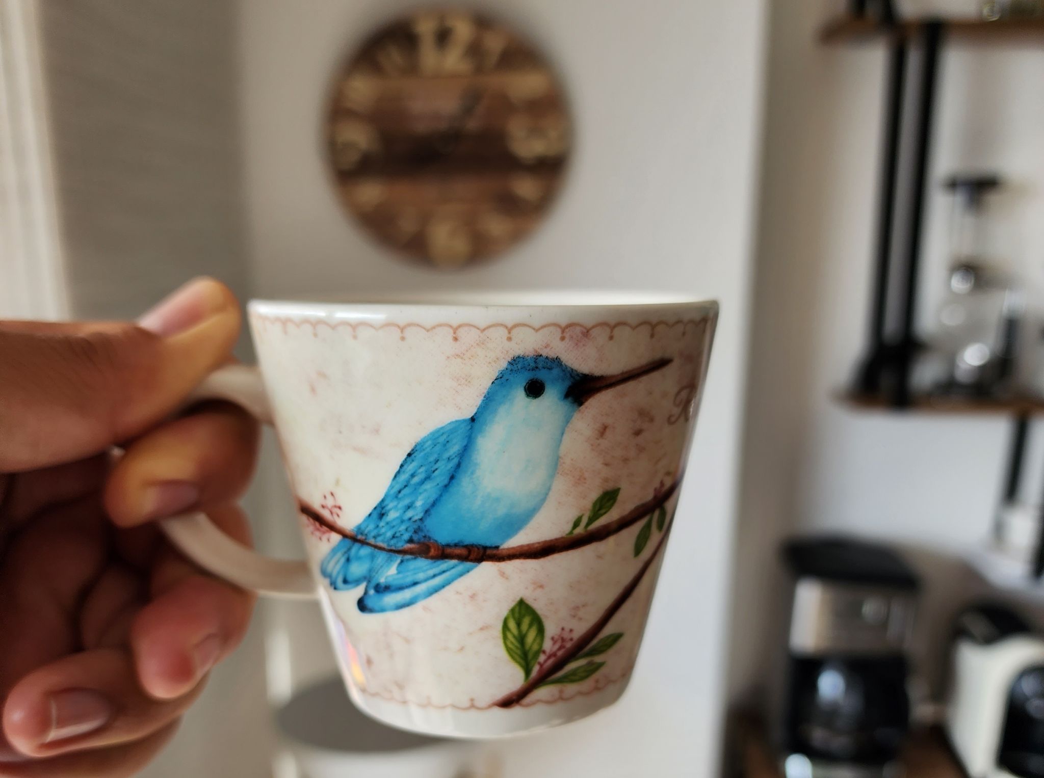 Yo me tomo mi primera taza de café cuando siento ganas, nunca mira el reloj para tomar la decisión. Hoy me tomo mi primer taza a las 8:05 am.