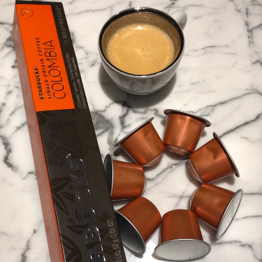 Extração muito rápida, crema claro e como uma espuma. Apesar da torra média, amargor é intenso e notas de queimado escondem as demais. Corpo leve. Não gostei, achei queimado demais. Bem o perfil americano de café espresso. As cápsulas vieram todas amassadas. Não sei se afeta a extração.