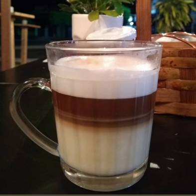 Se existe bebida mais fotogênica que café, desconheço! Esse é o Latte servido no @tomgatocafe 💘