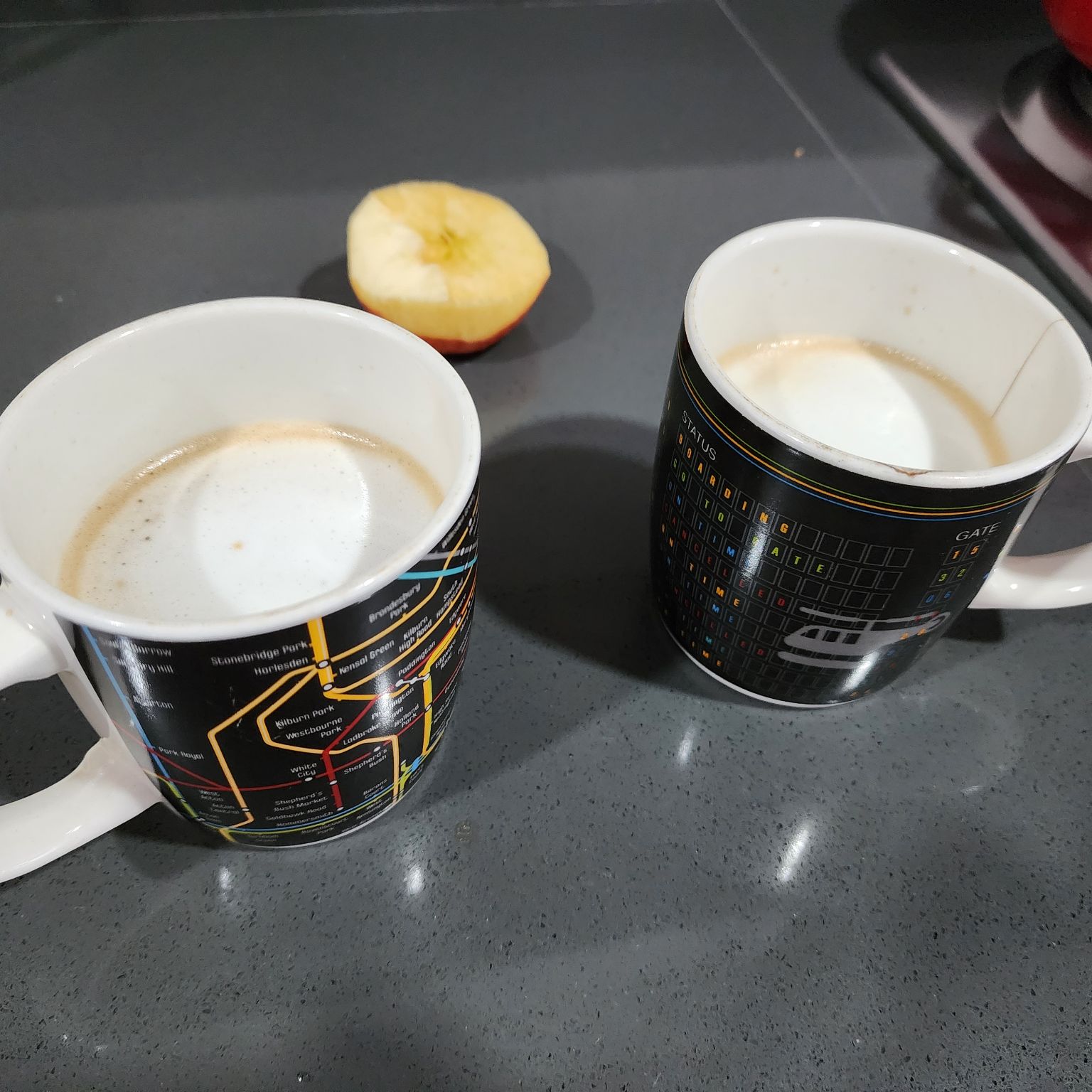 Café con un poco de leche, la manzana es para mi hija.