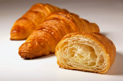 Croissants artesano de mantequilla.