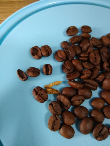 O pacote estava com lascas de madeira, muitos grãos brocados e a torra passou do ponto.
Café com gosto amargo, quase indigesto.