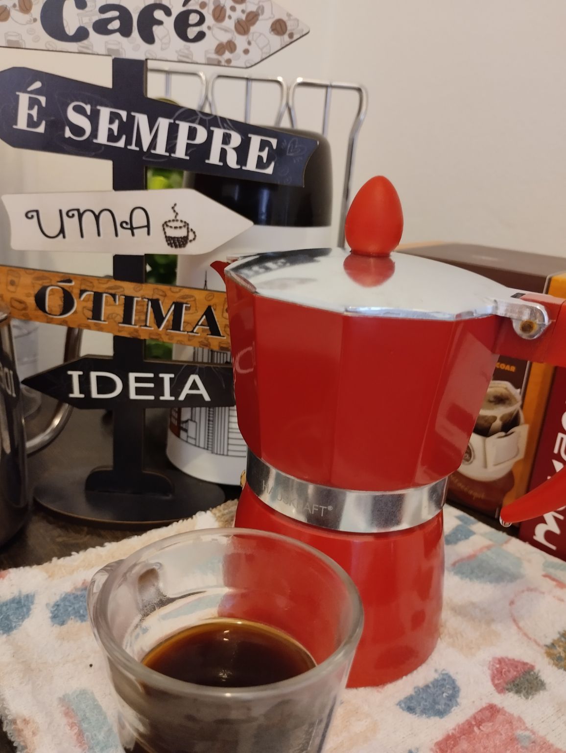 Tropical do Moka Clube, extraído na cafeteira italiana, para acompanhar uma torta de banana. ☕🥧