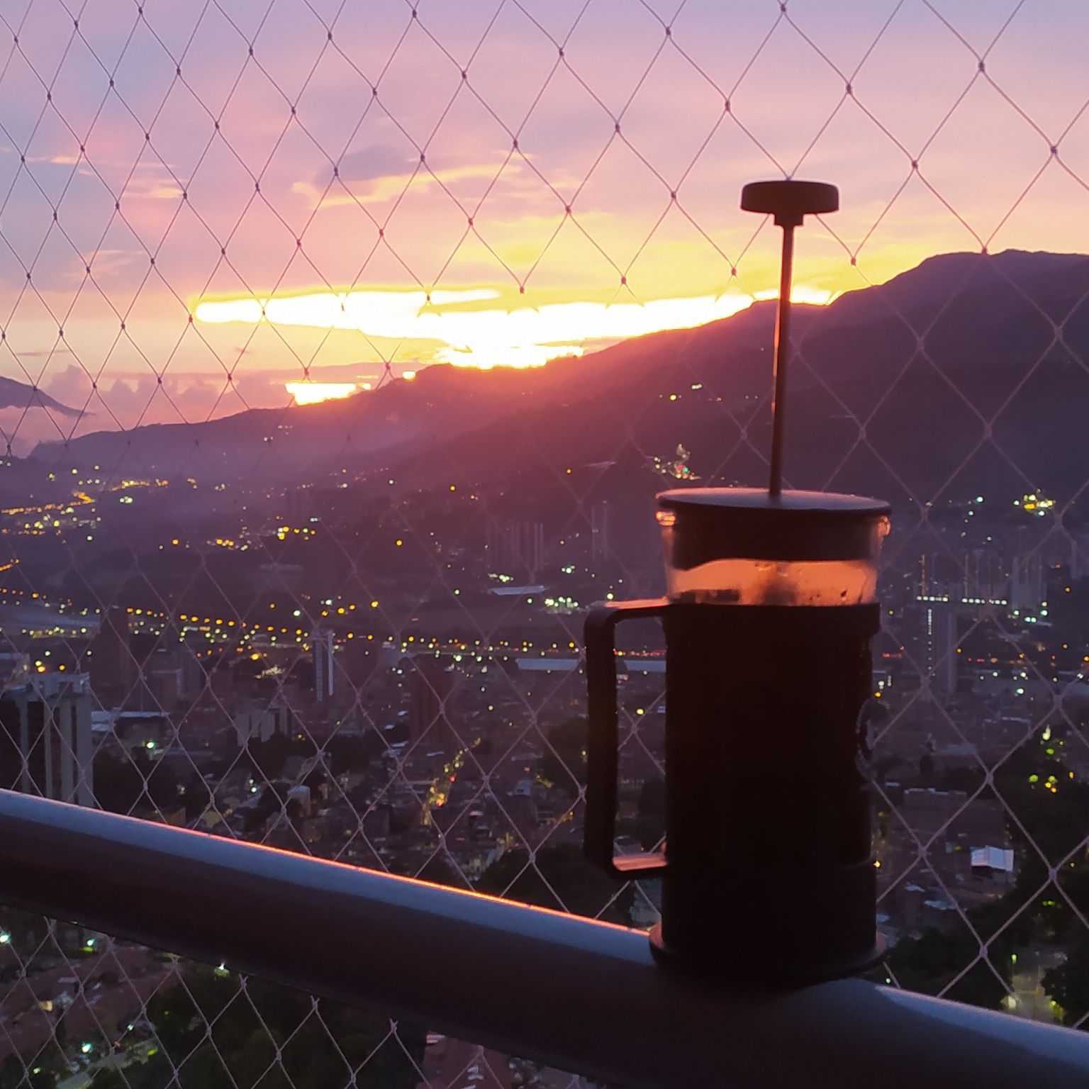 Para mi el café es en el momento que el cuerpo lo pida; en este caso fue a primera hora mirando el amanecer.